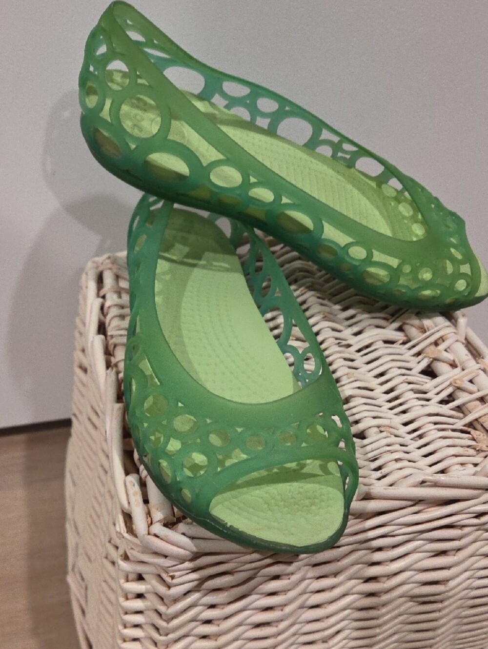 CROCS RARE Women's Green Casual Jelly Flats Size 8 - Picture 5 of 7